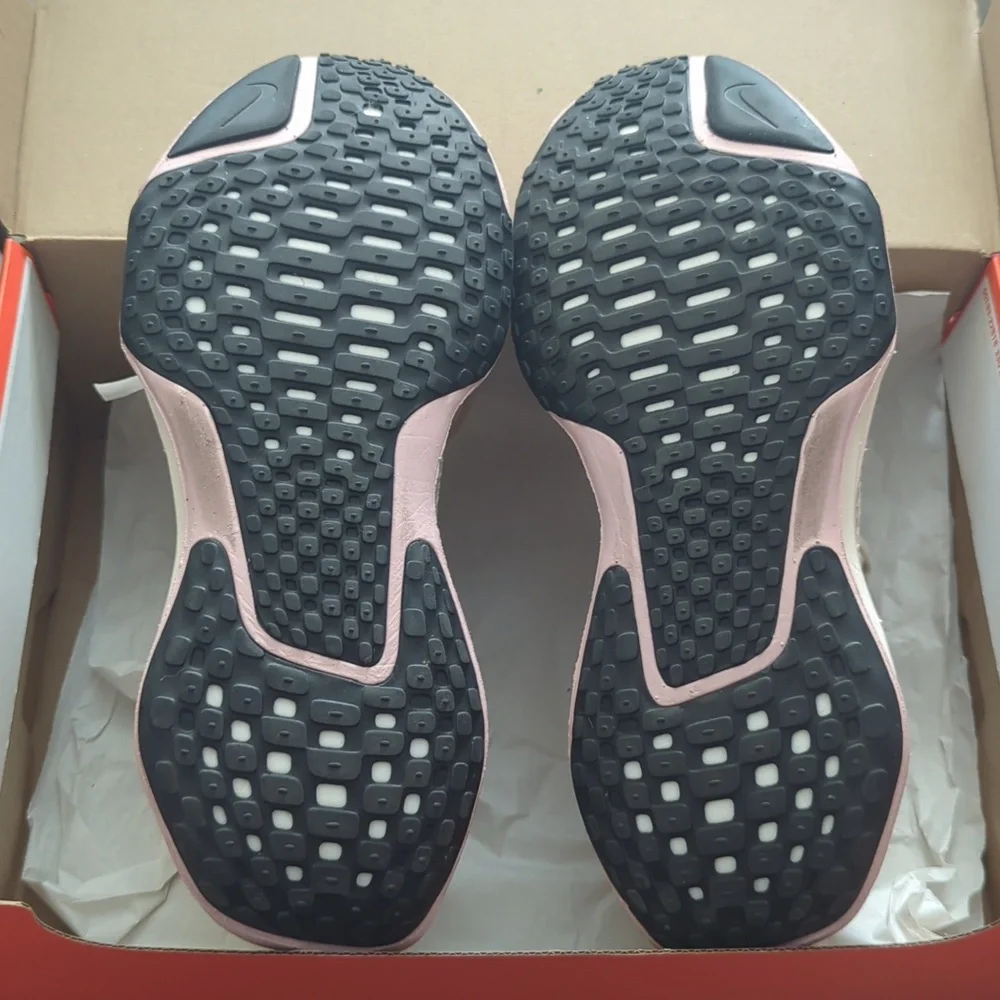 Nike ZOOMX Invincible Run FK, 9.5 Women's - Picture 2 of 9